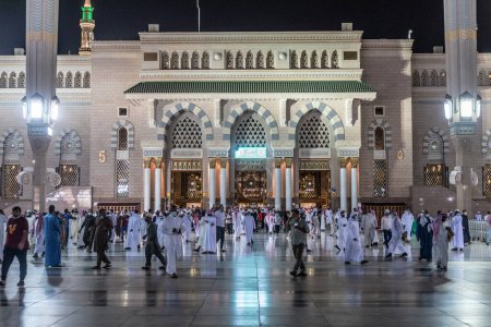 Photo for MEDINA, SAUDI ARABIA - NOVEMBER 12, 2021: Devotees on the grounds of the Prophet's Mosque in Al Haram area of Medina, Saudi Arabia - Royalty Free Image