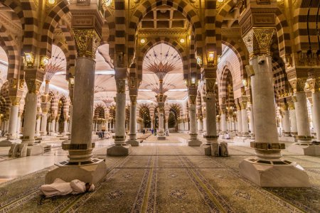 Téléchargez les photos : MEDINA, ARABIE SAOUDITE - 13 NOVEMBRE 2021 : Intérieur de la mosquée du Prophète dans la région d'Al Haram à Médine, Arabie Saoudite - en image libre de droit