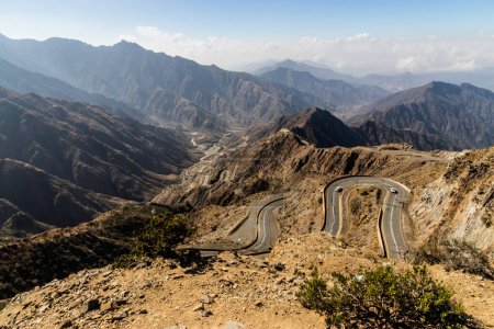Téléchargez les photos : Vue sur les montagnes Al Souda avec une route sinueuse près d'Abha, en Arabie Saoudite - en image libre de droit
