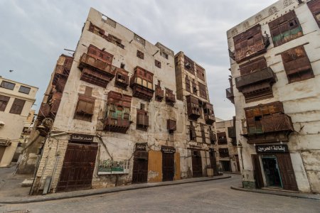Téléchargez les photos : JEDDAH, ARABIE SAOUDITE - 15 NOVEMBRE 2021 : Maisons traditionnelles à Al Balad, centre historique de Jeddah, Arabie Saoudite - en image libre de droit