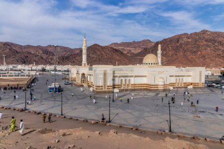 Téléchargez les photos : MEDINA, ARABIE SAOUDITE - 12 NOVEMBRE 2021 : Mosquée Masjid al-Shuhada sous la montagne Uhud à Médine, Arabie Saoudite - en image libre de droit