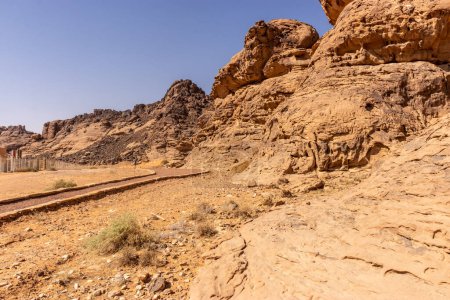 Foto de Camino alrededor del arte rupestre (petroglifos) en Jubbah, Arabia Saudita - Imagen libre de derechos