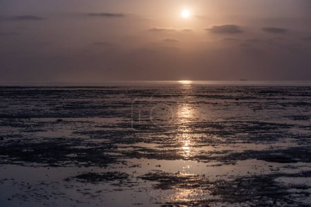 Téléchargez les photos : Lune brillante sur une côte de l'île de Farasan, Arabie Saoudite - en image libre de droit
