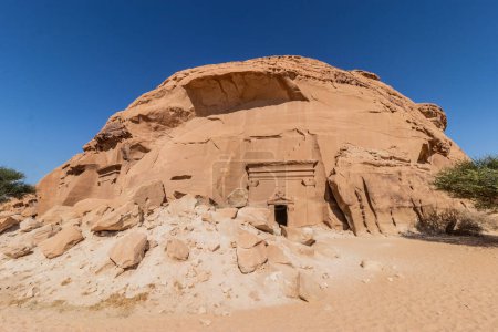Téléchargez les photos : Tombes rupestres 39 et 42 sur la colline Jabal Al Banat au site Hegra (Maca'in Salih) près d'Al Ula, en Arabie Saoudite - en image libre de droit