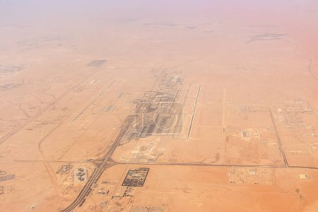 Vista aérea del Aeropuerto Internacional Rey Khalid en Riad, Arabia Saudita
