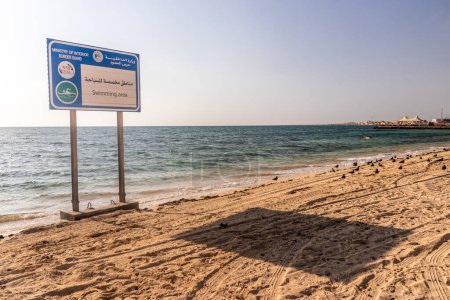 Téléchargez les photos : FARASAN, ARABIE SAOUDITE - 22 NOVEMBRE 2021 : Panneau de zone de baignade sur la plage de Janaba sur l'île de Farasan, Arabie Saoudite - en image libre de droit