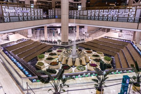 Foto de RIYADH, ARABIA SAUDITA - 2 DE DICIEMBRE DE 2021: Interior del Aeropuerto Internacional Rey Khalid en Riad, Arabia Saudita - Imagen libre de derechos