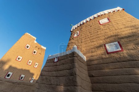 Téléchargez les photos : Maisons traditionnelles en briques de boue à Dhahran al Janub, Arabie Saoudite - en image libre de droit