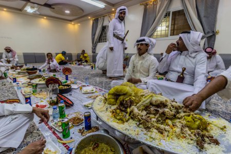 Téléchargez les photos : NAJRAN, ARABIE SAOUDITE - 26 NOVEMBRE 2021 : Fête préparée par la tribu Yam à Najran, Arabie Saoudite - en image libre de droit