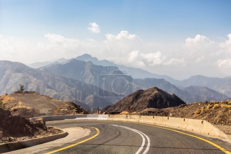 Téléchargez les photos : Route sinueuse dans les montagnes Al Souda, Arabie Saoudite - en image libre de droit