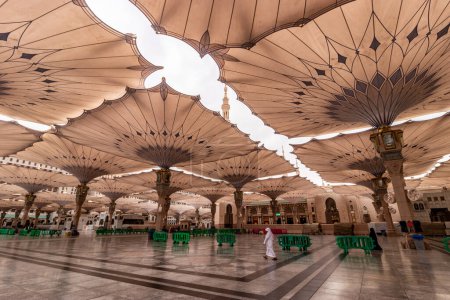 Foto de MEDINA, ARABIA SAUDITA - 13 de noviembre de 2021: Sombreado de los paraguas de la Mezquita del Profeta en el área de Al Haram de Medina, Arabia Saudita - Imagen libre de derechos