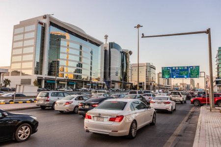 Photo for RIYADH, SAUDI ARABIA - NOVEMBER 30, 2021: Traffic on the King Fahd road in Riyadh, Saudi Arabia - Royalty Free Image