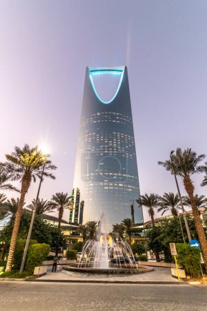 Téléchargez les photos : RIYADH, ARABIE SAOUDITE - 30 NOVEMBRE 2021 : Vue du bâtiment Kingdom Centre à Riyad, Arabie Saoudite - en image libre de droit