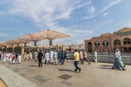 Téléchargez les photos : MEDINA, ARABIE SAOUDITE - 12 NOVEMBRE 2021 : Des dévots en route vers une prière à la mosquée du Prophète dans la région d'Al Haram à Médine, en Arabie Saoudite - en image libre de droit