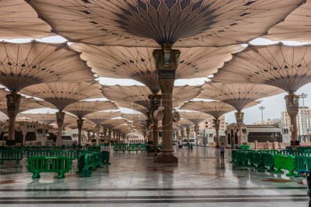 Foto de MEDINA, ARABIA SAUDITA - 13 de noviembre de 2021: Sombreado de los paraguas de la Mezquita del Profeta en el área de Al Haram de Medina, Arabia Saudita - Imagen libre de derechos
