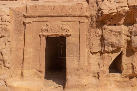Foto de Tumba tallada en roca 37 (tumba León) en la colina de Jabal Al Banat en Hegra (Mada 'in Salih) cerca de Al Ula, Arabia Saudita - Imagen libre de derechos