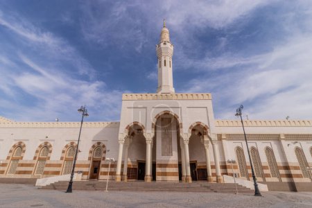 Téléchargez les photos : Mosquée Masjid al-Shuhada sous la montagne Uhud à Médine, Arabie Saoudite - en image libre de droit
