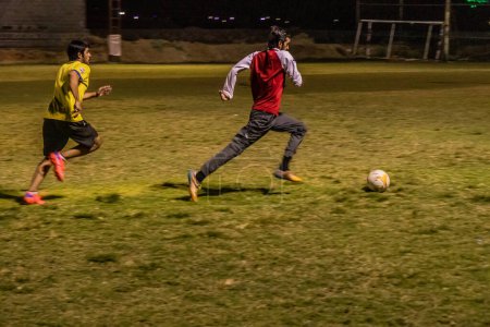 Téléchargez les photos : NAJRAN, ARABIE SAOUDITE - 27 NOVEMBRE 2021 : Joueurs de football lors d'un match à Najran, Arabie Saoudite - en image libre de droit