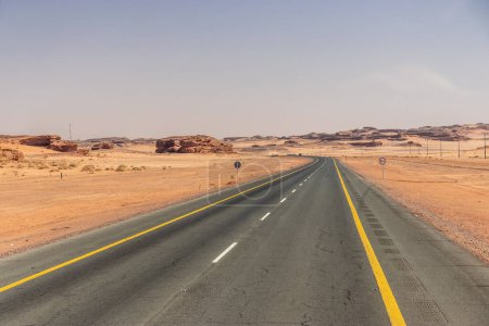 Straße 70 durch Wüste bei Al Ula, Saudi-Arabien