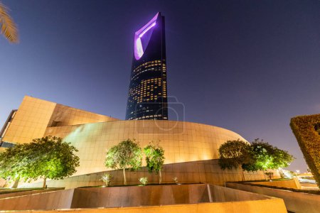 Téléchargez les photos : RIYADH, ARABIE SAOUDITE - 30 NOVEMBRE 2021 : Vue en soirée du bâtiment Kingdom Centre à Riyad, Arabie Saoudite - en image libre de droit