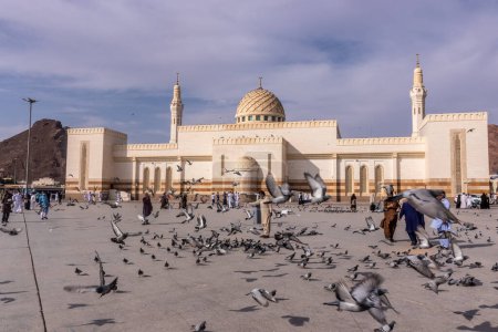 Téléchargez les photos : MEDINA, ARABIE SAOUDITE - 12 NOVEMBRE 2021 : Pigeons devant la mosquée Masjid al-Shuhada sous la montagne Uhud à Médine, Arabie Saoudite - en image libre de droit