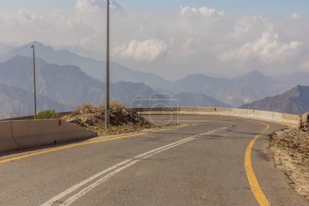 Téléchargez les photos : Route sinueuse dans les montagnes Al Souda, Arabie Saoudite - en image libre de droit