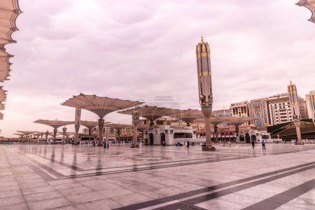 Téléchargez les photos : MEDINA, ARABIE SAOUDITE - 13 NOVEMBRE 2021 : Ombrage des parapluies de la mosquée du Prophète dans la région d'Al Haram à Médine, Arabie Saoudite - en image libre de droit