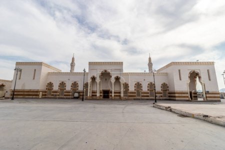 Téléchargez les photos : Mosquée Masjid al-Shuhada sous la montagne Uhud à Médine, Arabie Saoudite - en image libre de droit