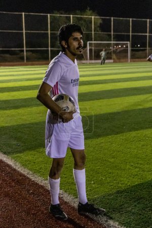 Foto de NAJRAN, ARABIA SAUDITA - 25 de noviembre de 2021: Jugador de fútbol en Najran, Arabia Saudita - Imagen libre de derechos