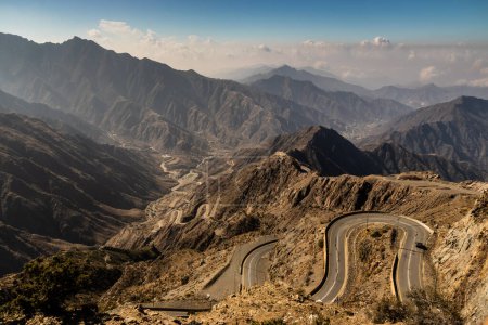 Foto de Vista de Wadi Hali en las montañas de Al Souda con un camino sinuoso cerca de Abha, Arabia Saudita - Imagen libre de derechos