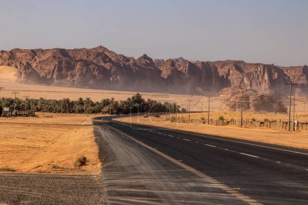 Téléchargez les photos : Route 70 à travers le désert près d'Al Ula, Arabie Saoudite - en image libre de droit