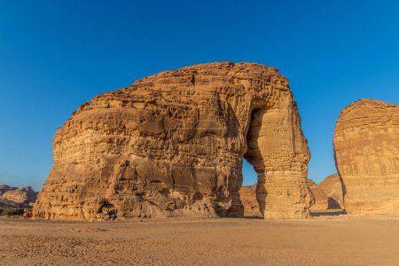 Téléchargez les photos : Formation rocheuse de Jabal Al-Fil (Elephant Rock) près d'Al Ula, Arabie Saoudite - en image libre de droit