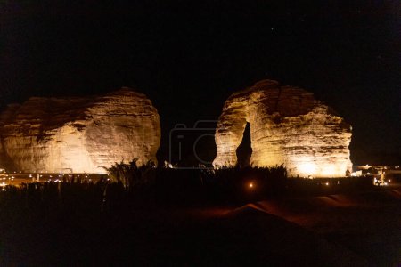 Téléchargez les photos : Vue de nuit de la formation rocheuse de Jabal Al-Fil (Elephant Rock) près d'Al Ula, en Arabie Saoudite - en image libre de droit