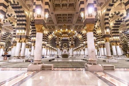 Photo for MEDINA, SAUDI ARABIA - NOVEMBER 13, 2021: Interior of the Prophet's Mosque in Al Haram area of Medina, Saudi Arabia - Royalty Free Image