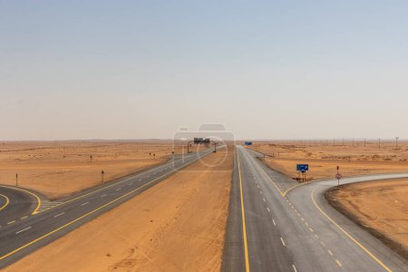 Highway 15 durch Wüste bei Al Muthallth, Saudi-Arabien