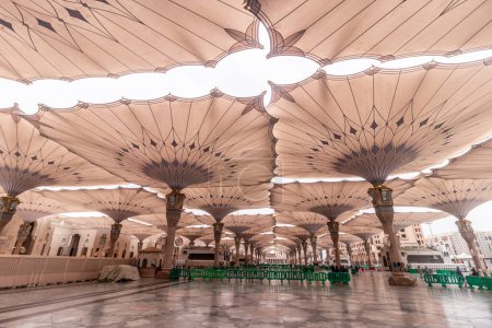 Téléchargez les photos : Ombrage des parapluies de la mosquée du Prophète à Al Haram, Medina, Arabie Saoudite - en image libre de droit
