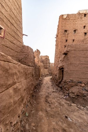 Téléchargez les photos : Maisons traditionnelles de pisé à Dhahran al Janub, Arabie Saoudite - en image libre de droit