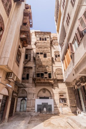 Photo for JEDDAH, SAUDI ARABIA - NOVEMBER 15, 2021: Traditional houses in Al Balad,  historic center of Jeddah, Saudi Arabia - Royalty Free Image