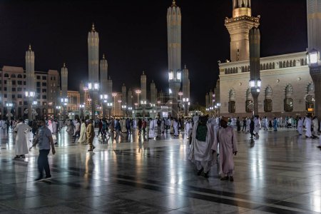 Téléchargez les photos : MEDINA, ARABIE SAOUDITE - 12 NOVEMBRE 2021 : Des dévots sur le terrain de la mosquée du Prophète dans la région d'Al Haram à Médine, en Arabie Saoudite - en image libre de droit