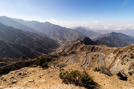 Foto de Vista de las montañas de Al Souda con un camino sinuoso cerca de Abha, Arabia Saudita - Imagen libre de derechos