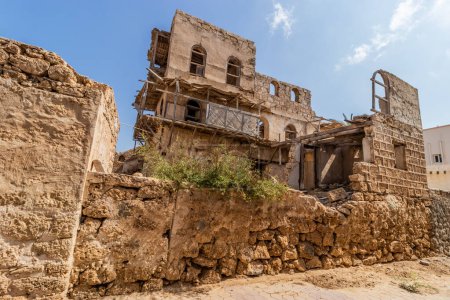 Téléchargez les photos : Ruine d'une vieille maison dans la ville de Farasan sur l'île de Farasan, Arabie Saoudite - en image libre de droit