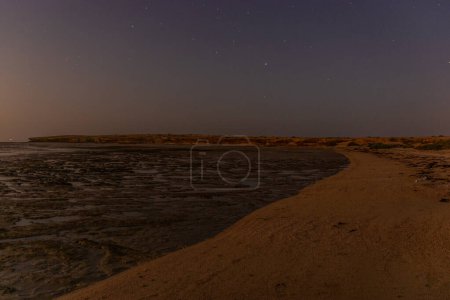 Vista nocturna de una costa de la isla de Farasán, Arabia Saudita