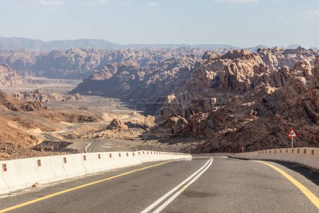 Vista de la carretera 8788 que desciende a Wadi Disah, Arabia Saudita