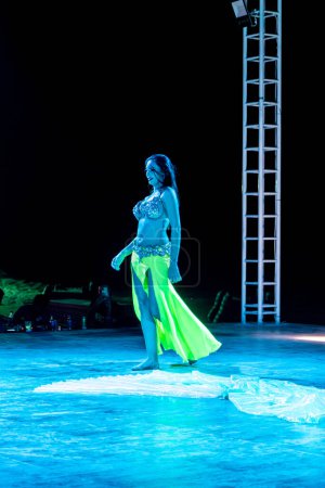 Foto de Emiratos Árabes Unidos - 16 de octubre de 2021: Espectáculo de danza del vientre en el desierto de los Emiratos Árabes Unidos - Imagen libre de derechos