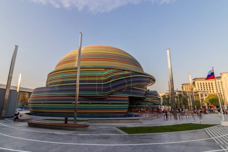 Foto de DUBAI, Emiratos Árabes Unidos - 28 de octubre de 2021: Pabellón de Rusia en la Expo 2020 en Dubai, Emiratos Árabes Unidos. - Imagen libre de derechos