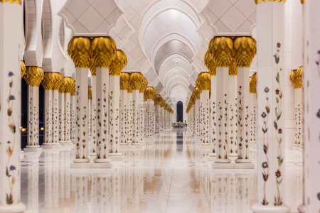 Foto de Colonnade of Sheikh Zayed Grand Mosque en Abu Dhabi, Emiratos Árabes Unidos. - Imagen libre de derechos