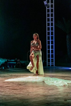 Téléchargez les photos : EAU - 16 OCTOBRE 2021 : Spectacle de danse du ventre dans un désert des Émirats Arabes Unis - en image libre de droit