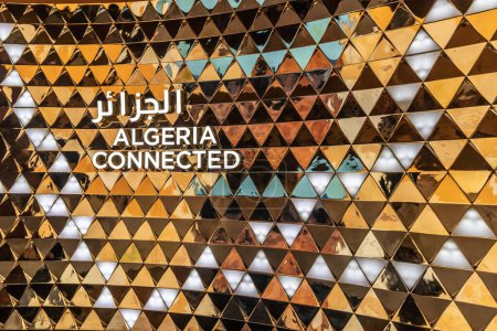 Foto de DUBAI, Emiratos Árabes Unidos - 28 de octubre de 2021: Pabellón de Argelia en la Expo 2020 en Dubai, Emiratos Árabes Unidos. - Imagen libre de derechos