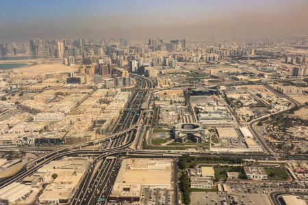 Foto de Vista aérea de Dubai y Sharjah, Emiratos Árabes Unidos. - Imagen libre de derechos