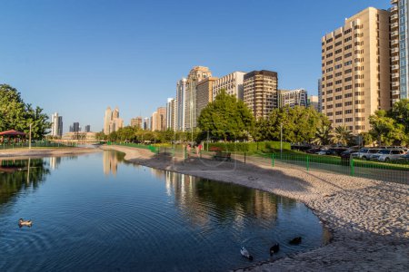 Téléchargez les photos : ABU DHABI, Émirats Arabes Unis - 19 OCTOBRE 2021 : Skyline d'Abu Dhabi depuis The Lake Park, Émirats Arabes Unis. - en image libre de droit